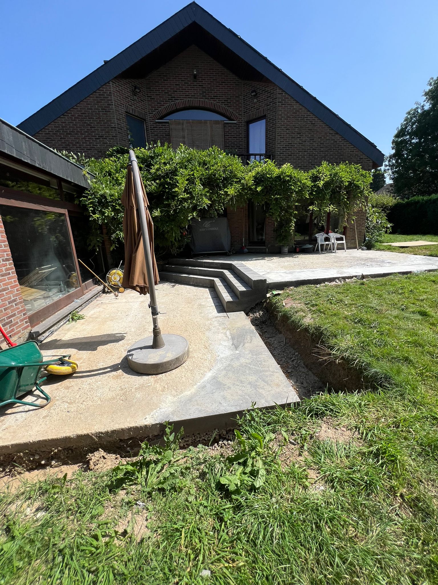 Vue generale chantier avec terrasse beton et extension en cours