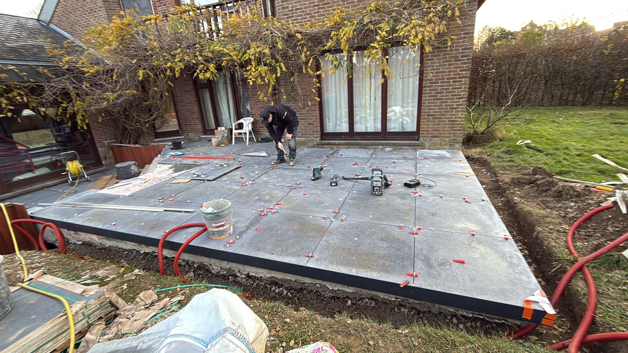 Pose carrelage terrasse exterieure avec croisillons de calage