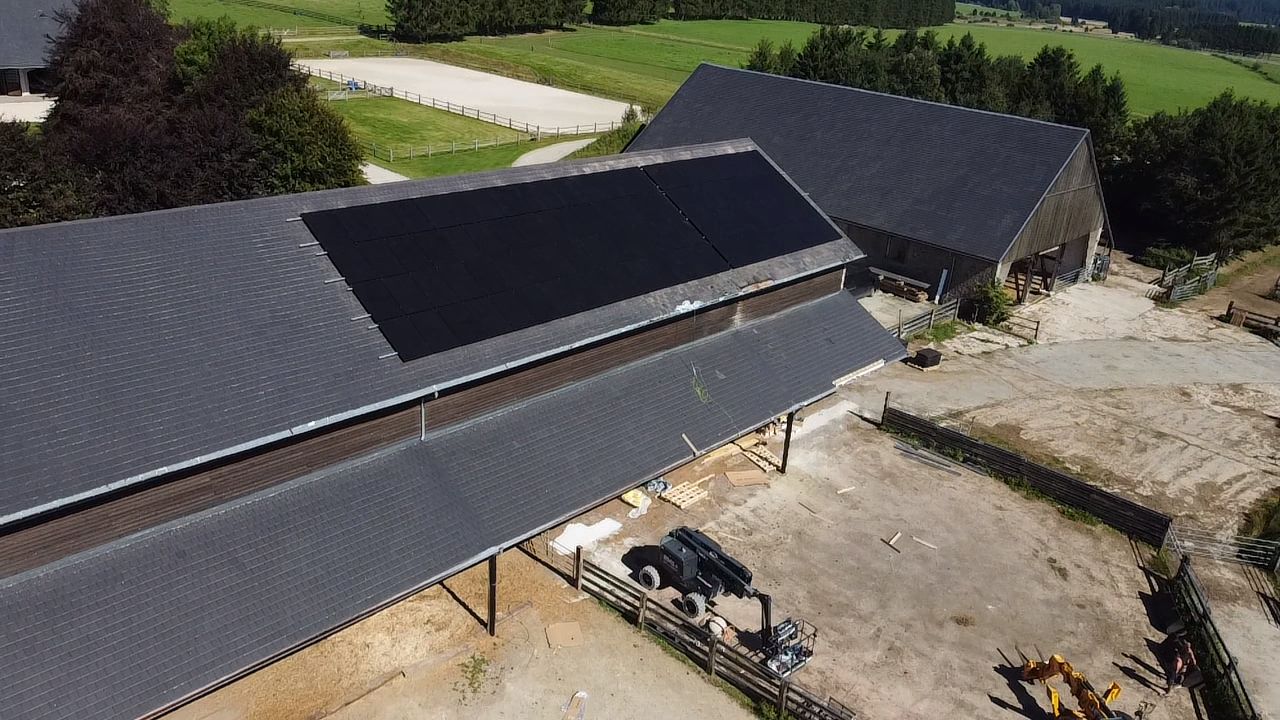 Vue aérienne montrant l'ampleur de la toiture à équiper