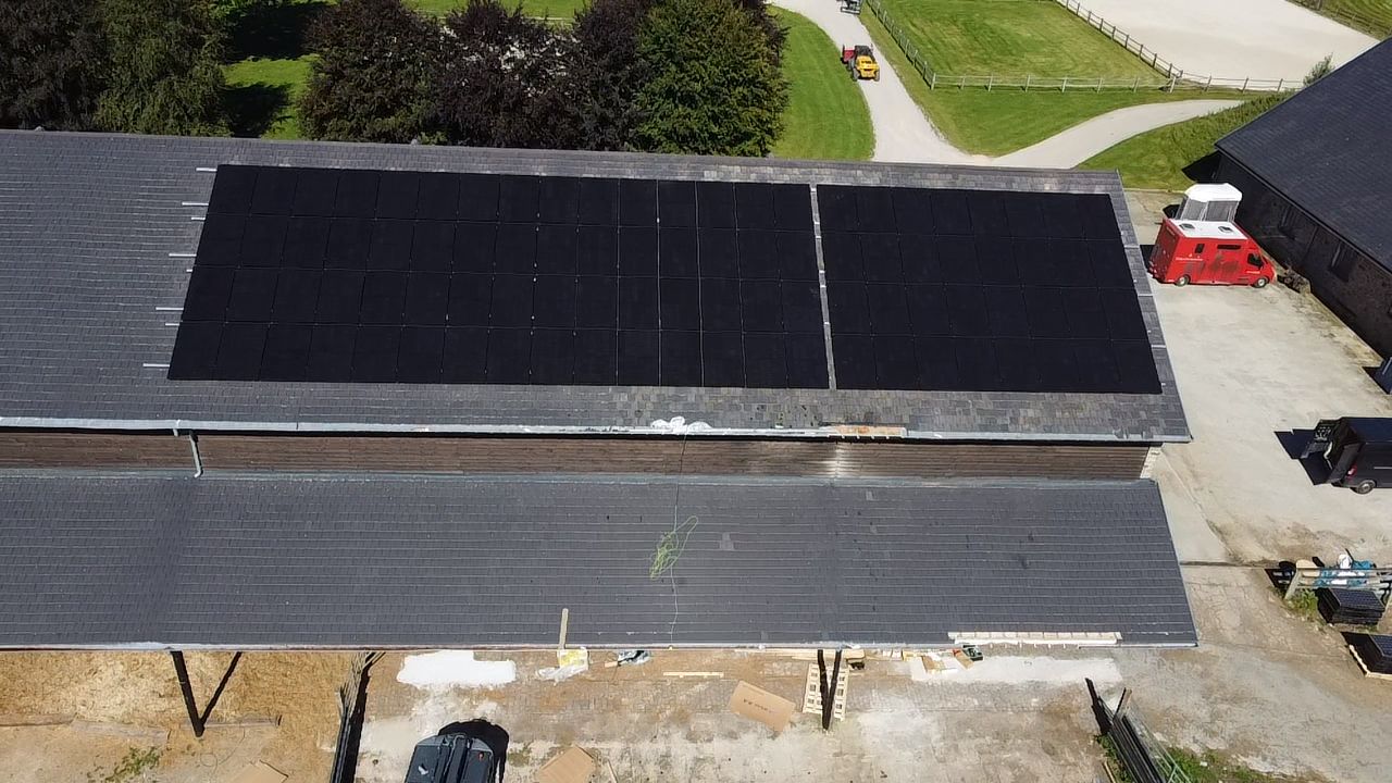 Installation des panneaux en cours sur la nouvelle charpente