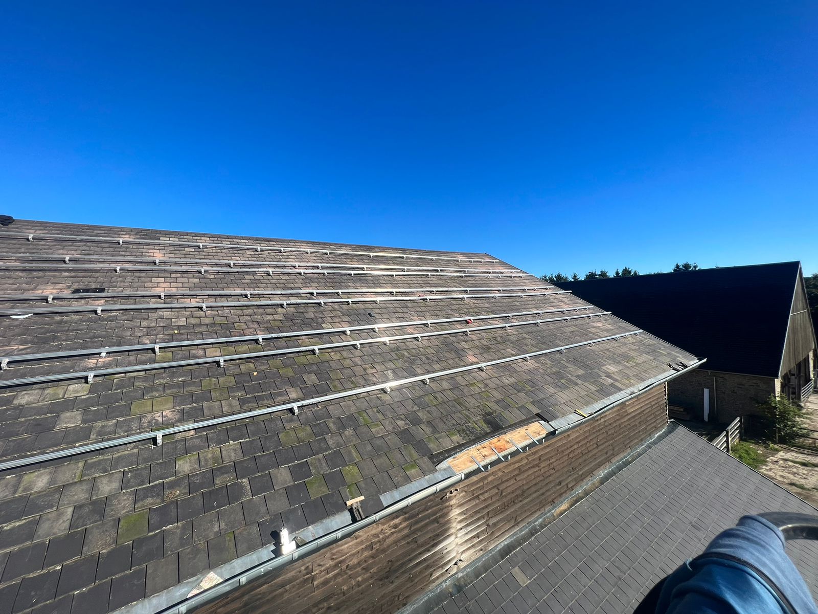 Système de fixation sur toiture ardoise avec rails de montage