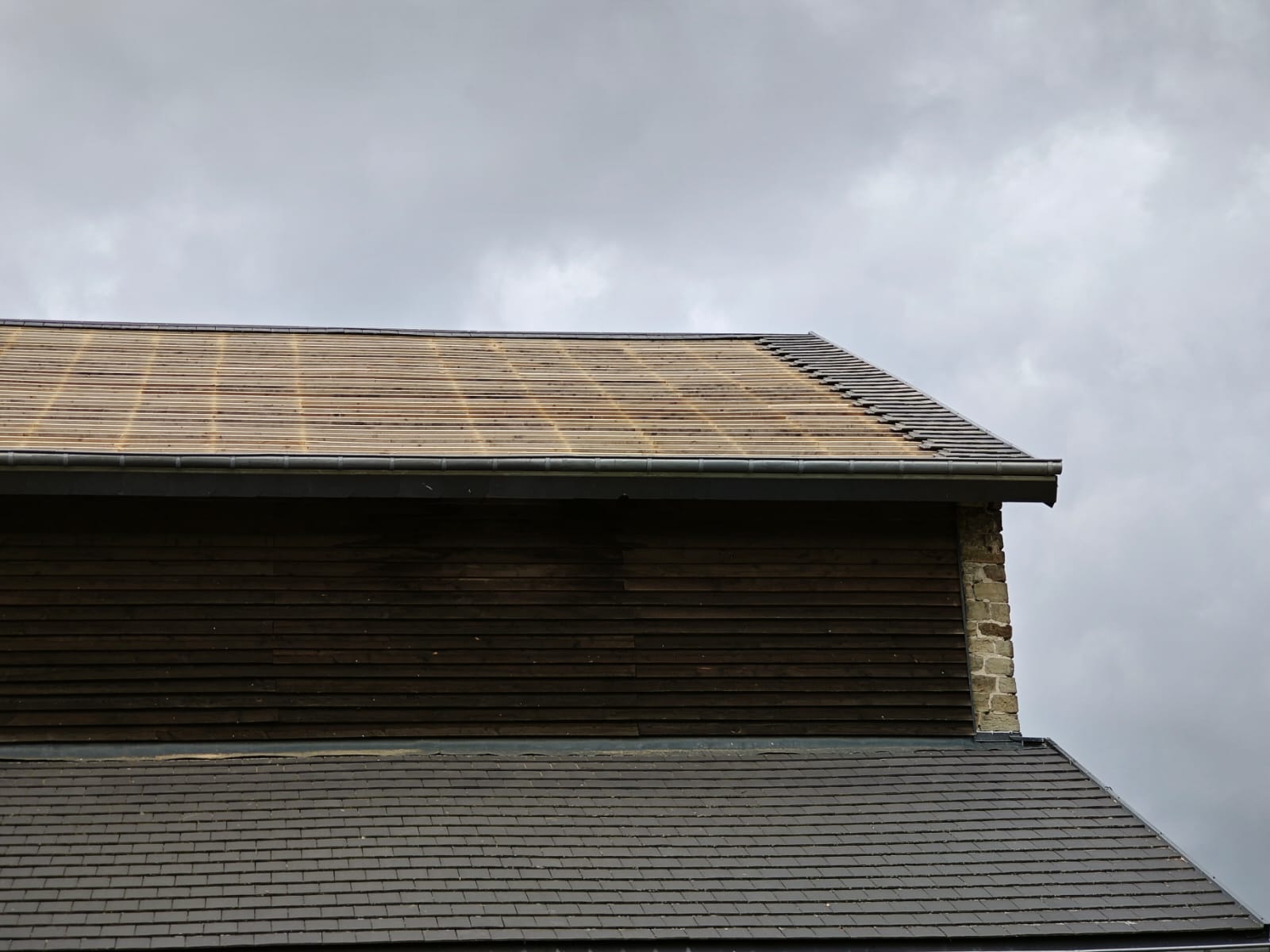 Détail de l'intégration toiture avec finitions traditionnelles