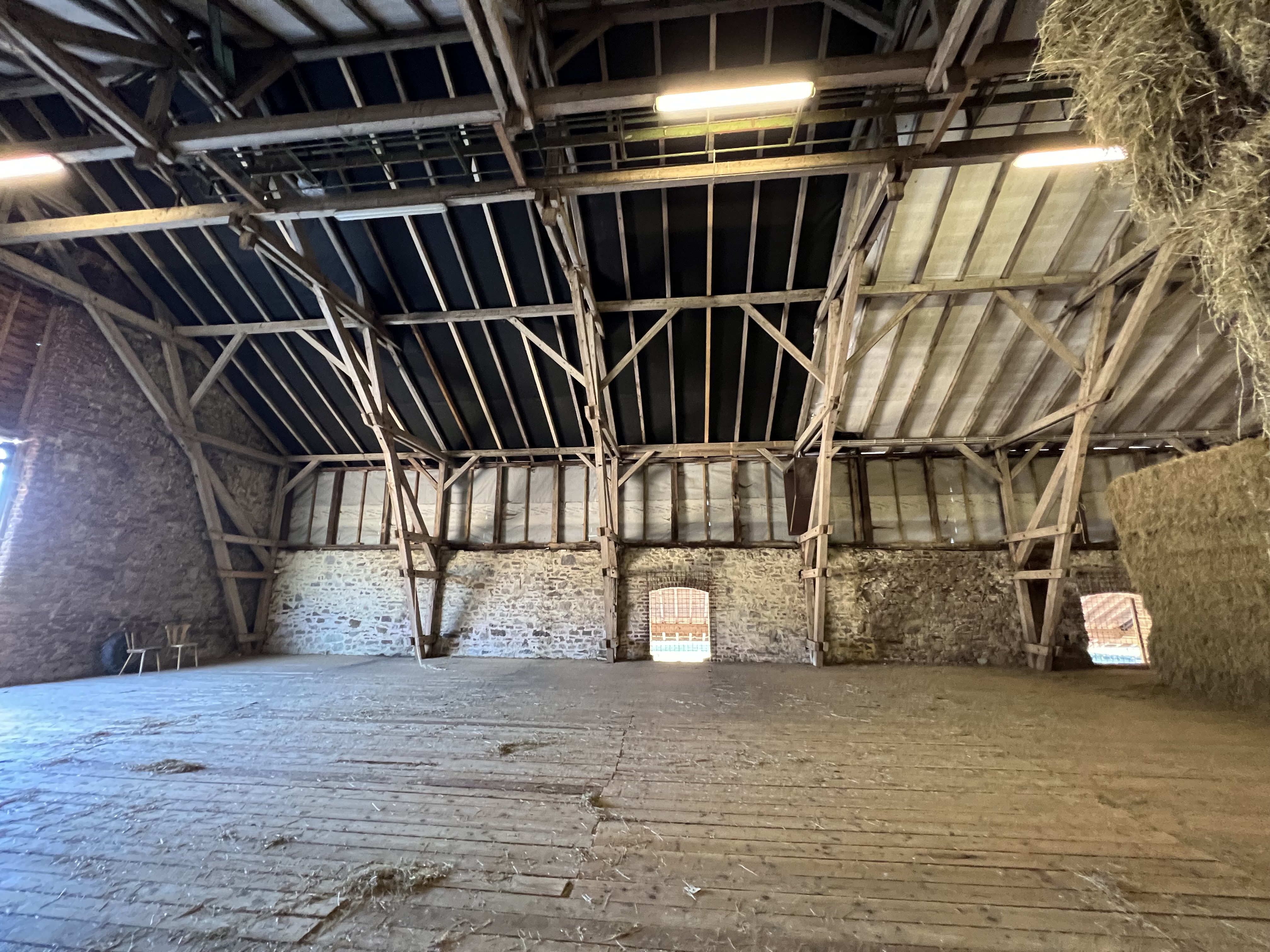 Intérieur de l'écurie avec nouvelle charpente en bois massif